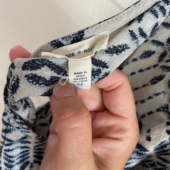 Flowy v-neck - Picture 3 of 3